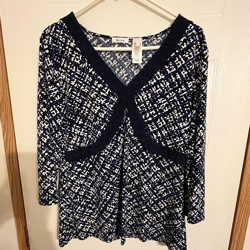 Navy and black v neck top. Lightweight material